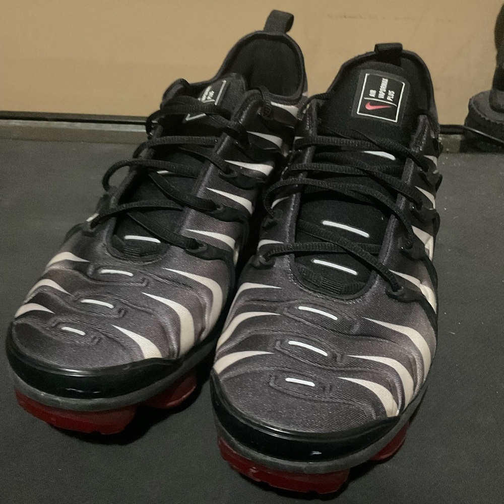 Nike Air VaporMax Shark Black/Grey/Red. In Very Good Condition. Men’s 11.5.